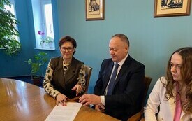 podpisanie umowy 14.04 04