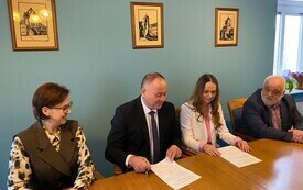 podpisanie umowy 14.04 02