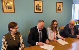 podpisanie umowy 14.04 01