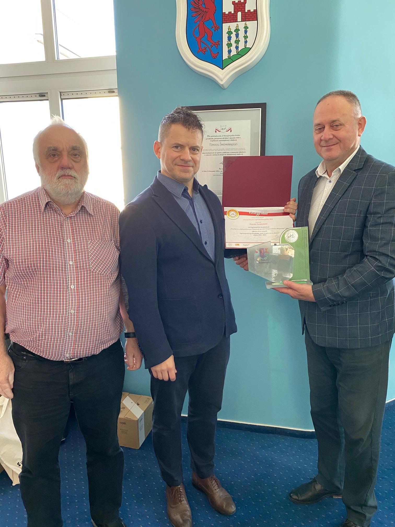 Przekazanie_certyfikatu_5.11.25_zdjecie1