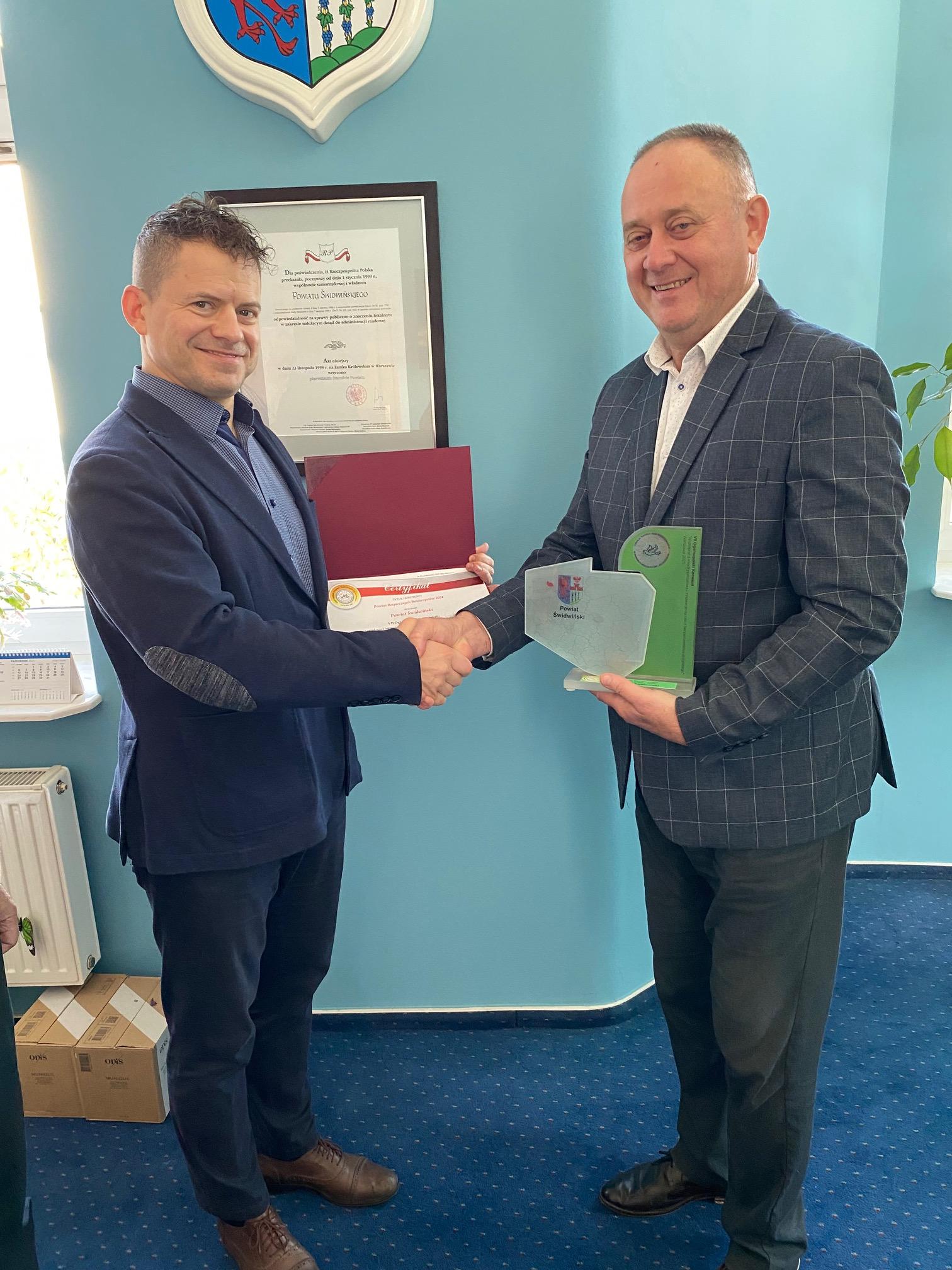 Przekazanie_certyfikatu_5.11.25_zdjecie2