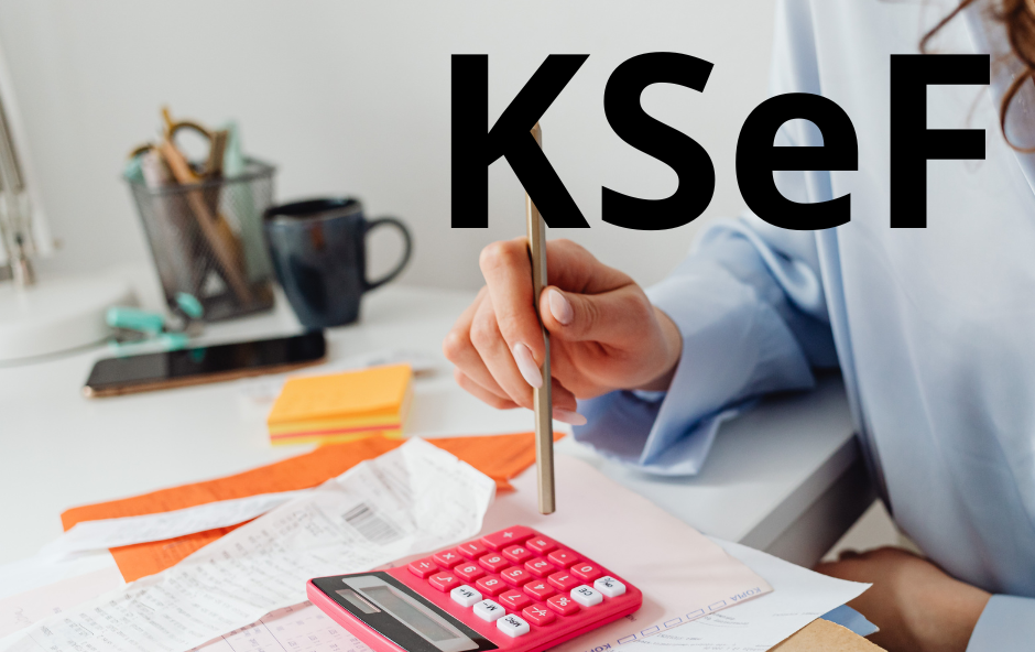 KSeF, kalkulator, biurko długopis, księgowość