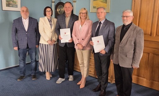 kadr z podpisania umowy z 15.06.2026 