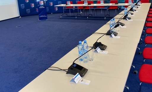 sala konferencyjna Centrum Nauki Cordis, stół mikrofony przygotowane pod obrady
