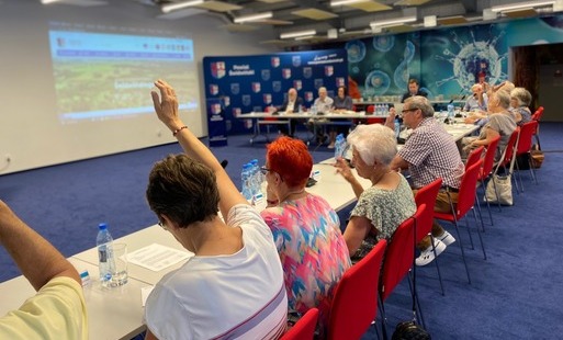 kadr z głosowania podczas drugiej sesji Rady Seniorów Powiatu Świdwińskiego