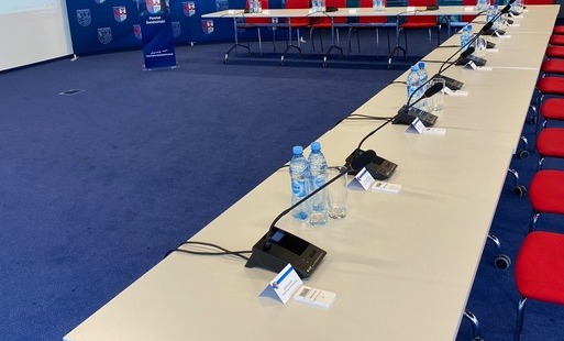 sala konferencyjna Centrum Nauki Cordis, stół mikrofony przygotowane pod obrady