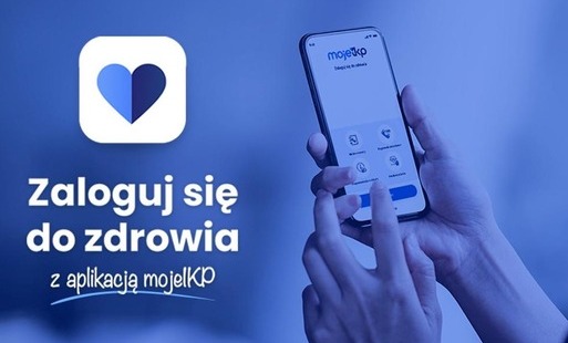 telefon w rękach na niebieskim tle