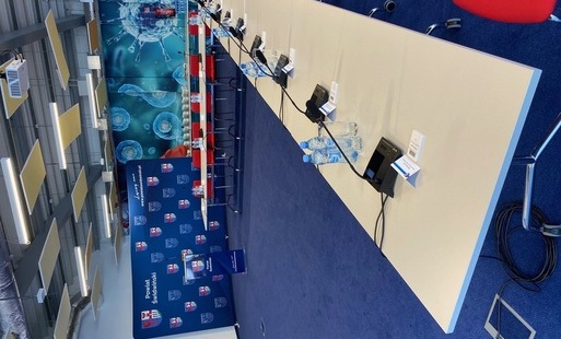 sala konferencyjna Centrum Nauki Cordis, stół mikrofony przygotowane pod obrady