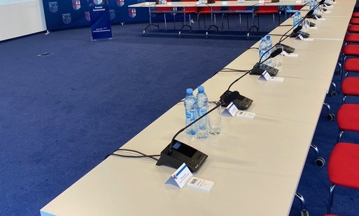 sala konferencyjna Centrum Nauki Cordis, stół mikrofony przygotowane pod obrady