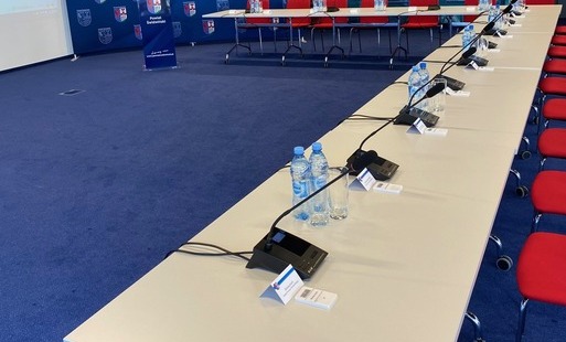 sala konferencyjna Centrum Nauki Cordis, stół mikrofony przygotowane pod obrady