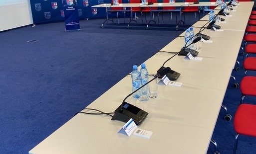sala konferencyjna Centrum Nauki Cordis, stół mikrofony przygotowane pod obrady
